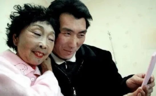 当年声称自己不后悔,娶了60岁整容老太的25岁小伙子,现在怎样了?