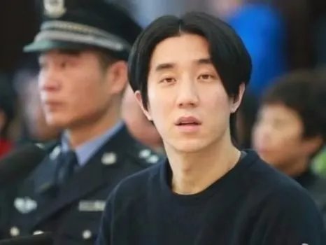 房祖名美国被扣车,为何一句“我爸是成龙”就被立即释放?