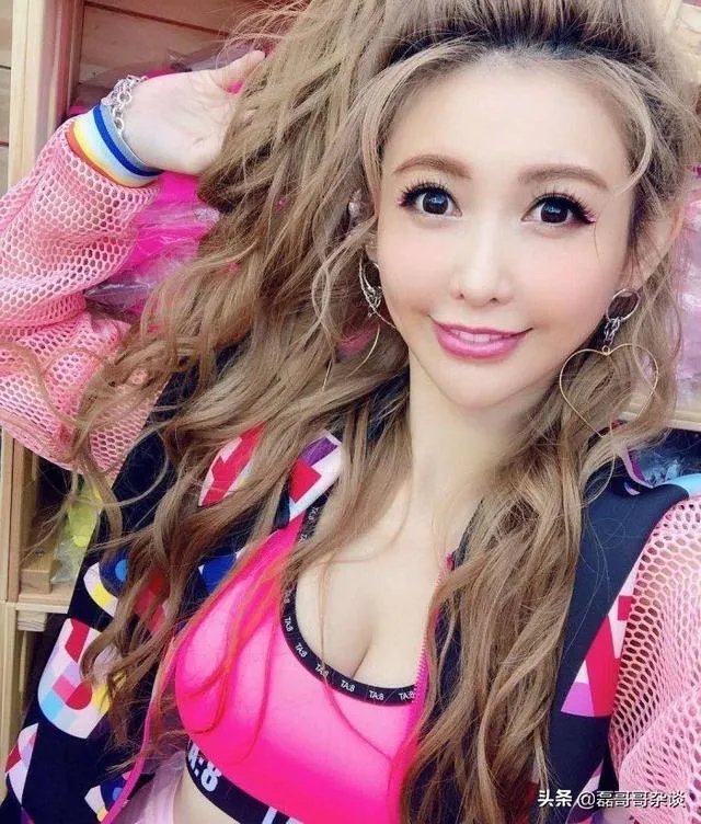 蝴蝶姐姐曾在综艺上与罗志祥有不得体动作,周扬青整容前长相一般,差距巨大,你觉得呢?