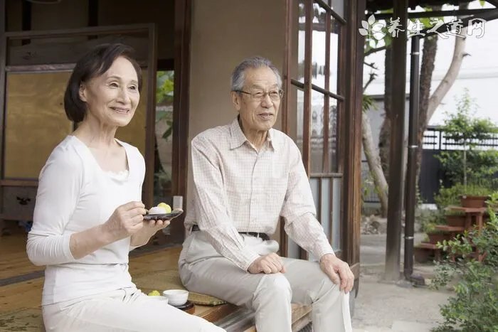 纪梵希新版禁忌之吻色号试色 纪梵希禁忌之吻16号好用吗