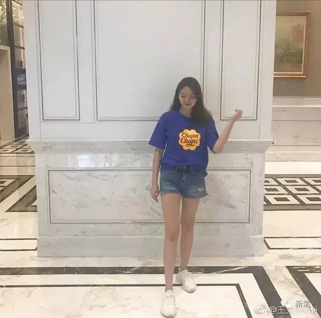 王中磊闺女晒长腿照,娱乐圈大佬们的千金都长什么样?