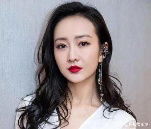 王鸥被小鲜肉探班,两人酒店过夜后挽手出门,是恋情曝光了吗?