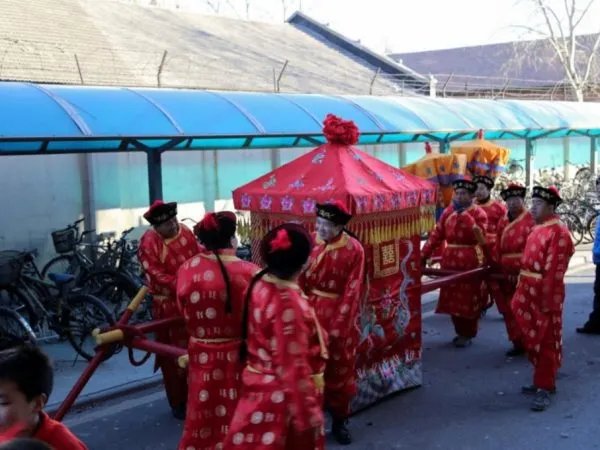 成都小伙接亲要先打麻将，你还知道哪些奇葩的接亲规定？