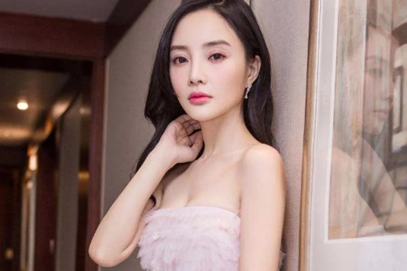 李小璐为甜馨庆生，贾乃亮公开回应了什么让网友们“哗然”？