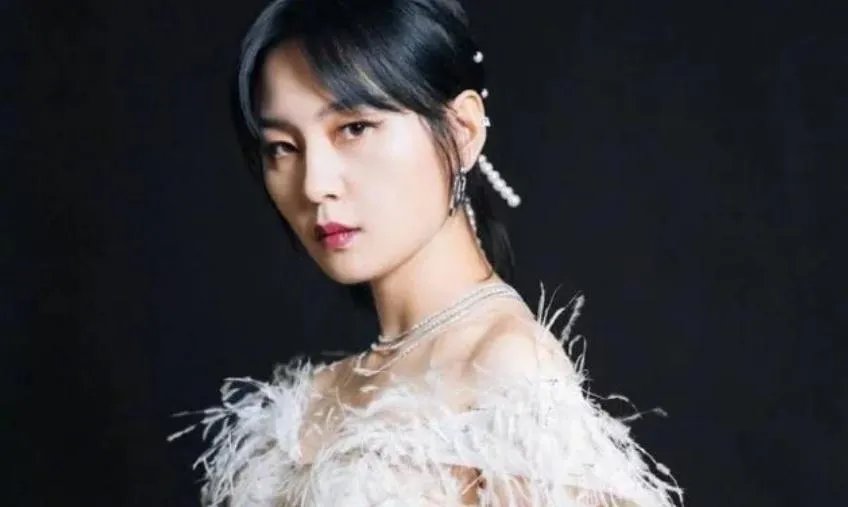 周笔畅在金鹰节颁奖晚会上献唱,你觉得她此次造型怎么样?