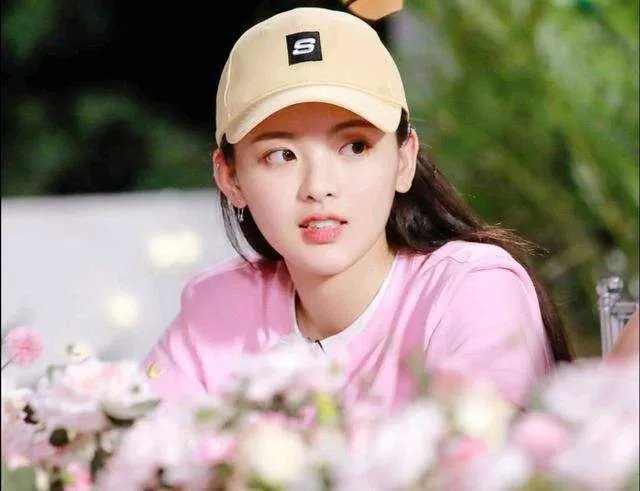杨超越造句龙丹妮长得不行,和老板吵架第一名是怎么回事?