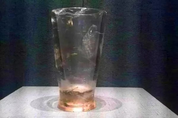 战国水晶杯是真还是假,难道是穿越过去的宝贝吗?