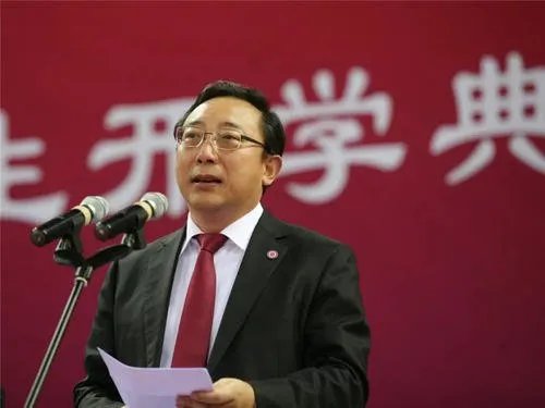 南开大学校长论文多出存在误用，这种行为该不该严惩？