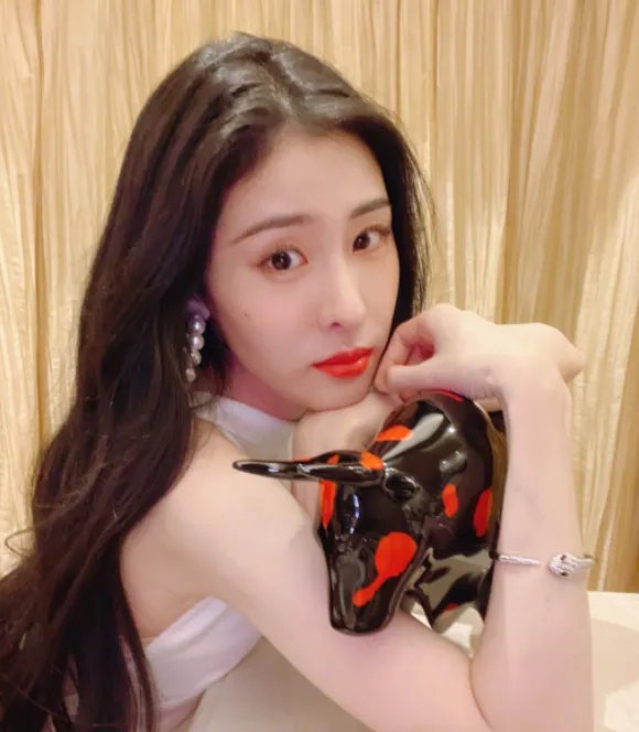 一件事情华晨宇也在微博里面阐述了一个这个女儿真的是非常的可爱