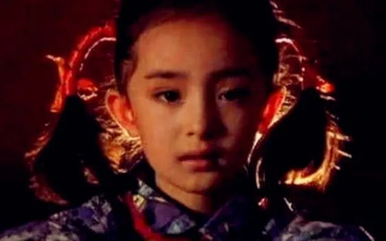 小糯米正面照疯传,五官精致的她更像谁?
