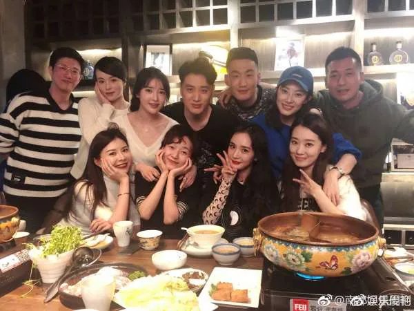 他苦追袁姗姗四年,后与王鸥订婚,还是杨幂同学,他究竟是谁?