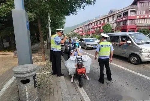山东泰安一轿车撞上4辆电动车,此事故是否有人员伤亡的情况?