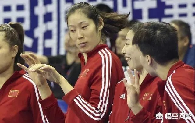 北仑站女排最后一战,大美女姚笛在场下捂嘴偷笑,朱婷还手舞足蹈的发生了什么?