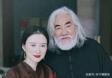 杜星霖被张纪中霸气搂怀,相差31岁被宠公主,她真的幸福吗?