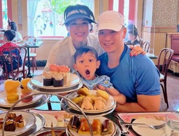 胡杏儿老公晒迪士尼游玩照,她为何减少了自己电视剧的产量?