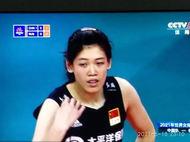 今晚女排3:0战胜俄罗斯,朱婷和李盈盈谁发挥的更好?