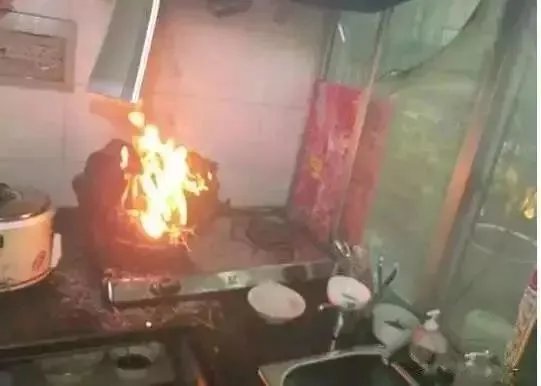 桂林一小区发生火灾,民房起火该如何自救?