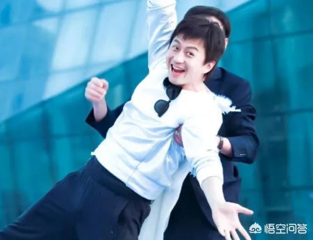 你怎么看邓超坐在墙角给跑男录制视频?