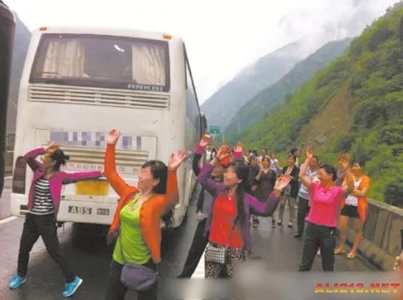 中国大妈们要逆天了:高速公路上也能跳广场舞!