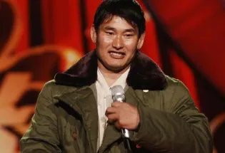 大衣哥朱之文是怎样出名的？出名后为何一直没离开村子？