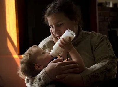 宝宝衔乳时不张大嘴是什么原因 如何纠正宝宝衔乳姿势