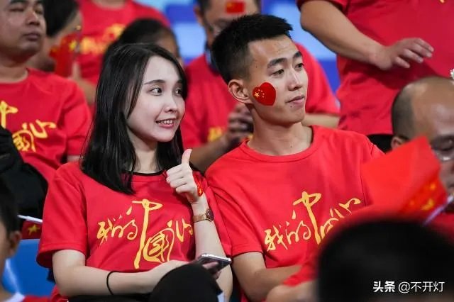 国足踢个关岛为什么搞得跟世界杯决赛一样?