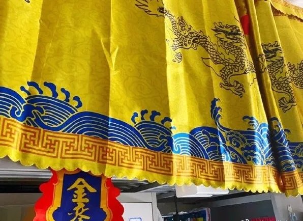 高校男生将床铺围上金銮殿床帘，他购买时出于什么想法？