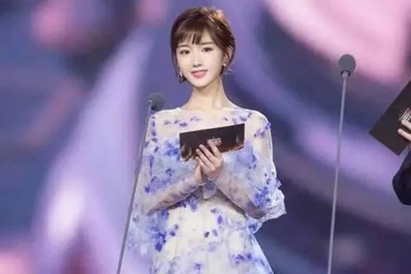 毛晓彤缎面露背鱼尾裙亮相盛典红毯,她的这个造型怎么样?