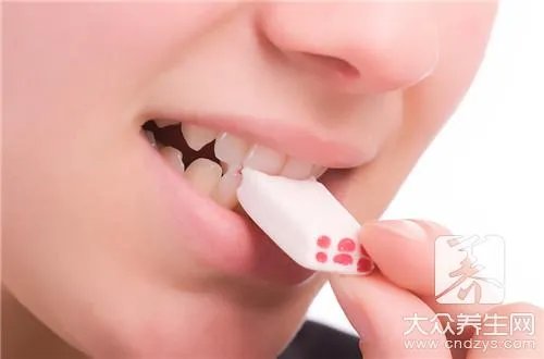 鞋底踩了口香糖怎么办