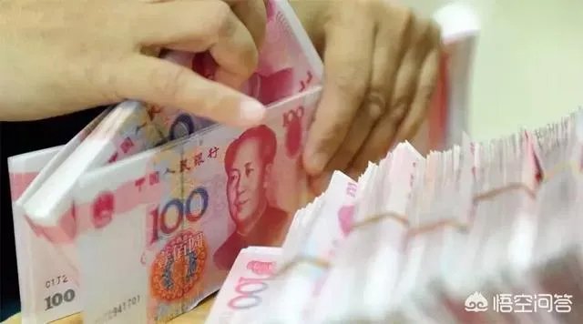 如何看待老人64年前银行存了5万,如今变成20多元,老人怒砸银行柜台?