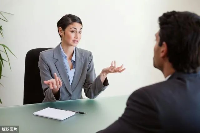 微信请假领导没回,女子旅游5天后归来被开除,你觉得谁对谁错?