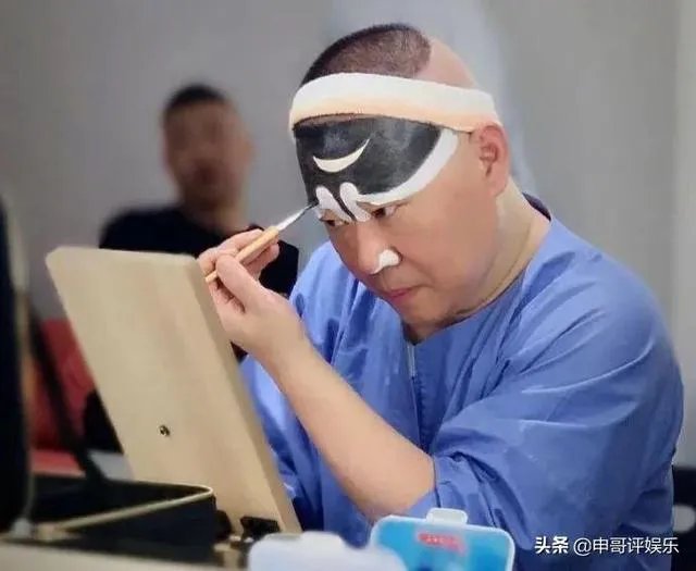 德云社郭德纲晒聚会照片,京剧界名家都来捧场,谁还敢说他业余?