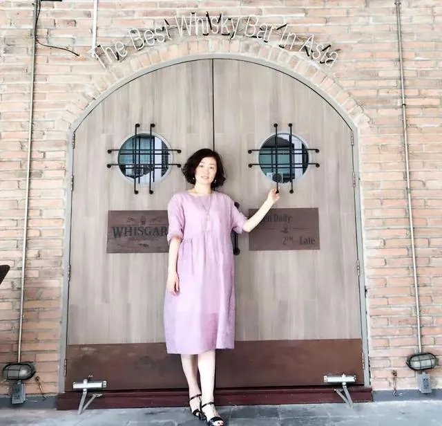 大家能否推荐下适合职场女性的服装品牌?穿上走路带风那种?