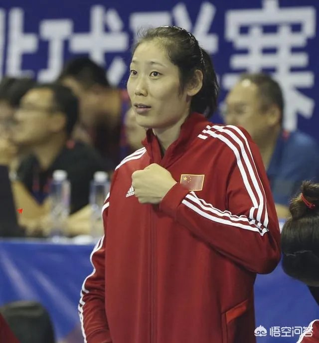 北仑站女排最后一战,大美女姚笛在场下捂嘴偷笑,朱婷还手舞足蹈的发生了什么?