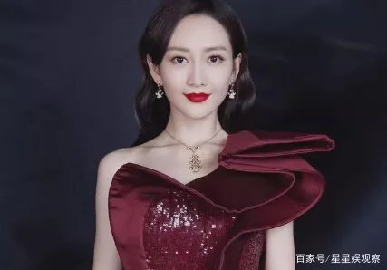 王鸥被小鲜肉探班,两人酒店过夜后挽手出门,是恋情曝光了吗?