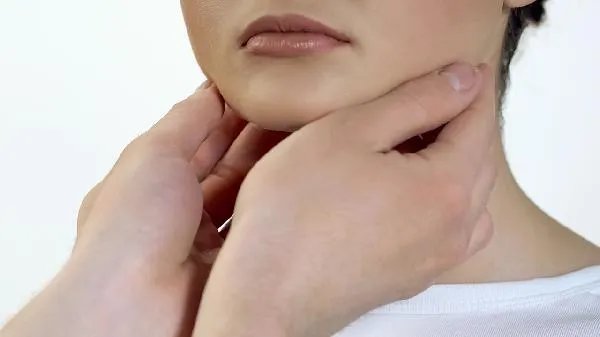 警惕女性脖子变粗的信号!甲状腺健康不可忽视