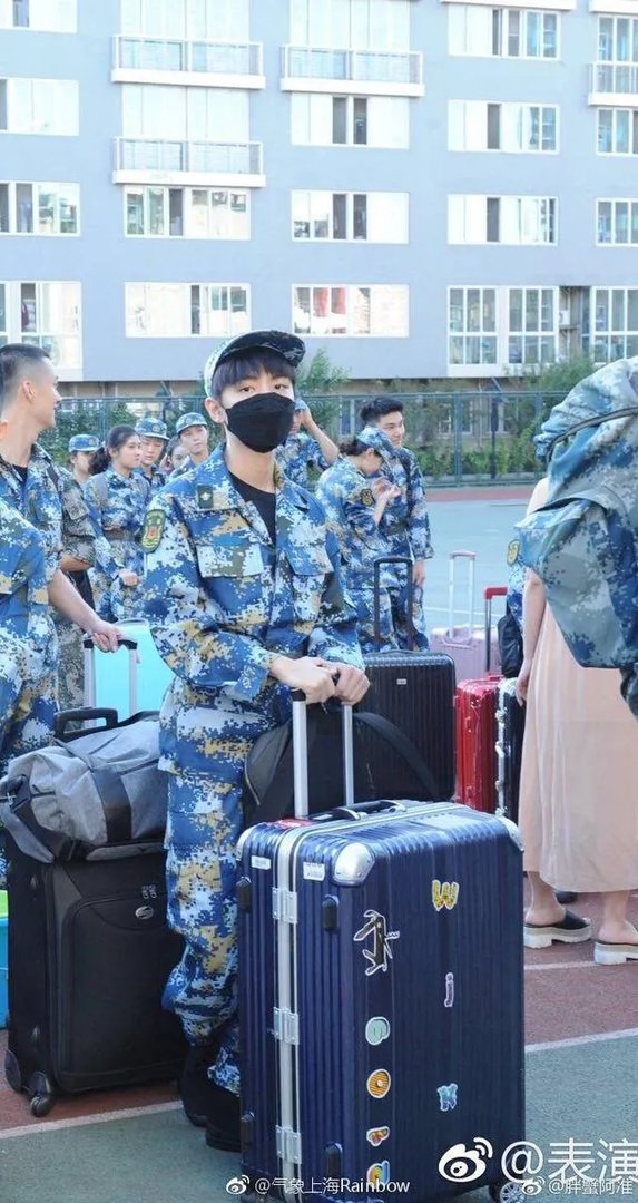 王俊凯军训照曝光,镜头中王俊凯大学会有真友谊吗?