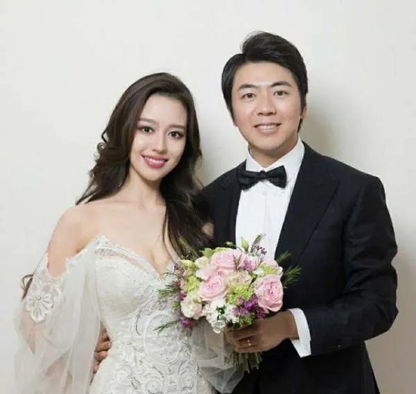 吉娜不顾镜头的存在躺入郎朗怀里,她的哪些举动让我们很吃惊?