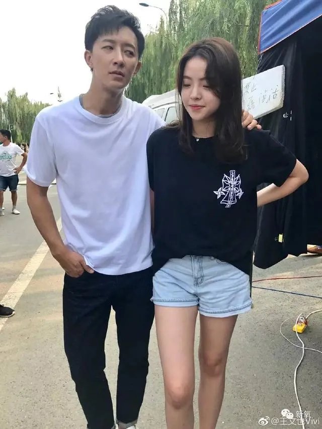 王中磊闺女晒长腿照,娱乐圈大佬们的千金都长什么样?