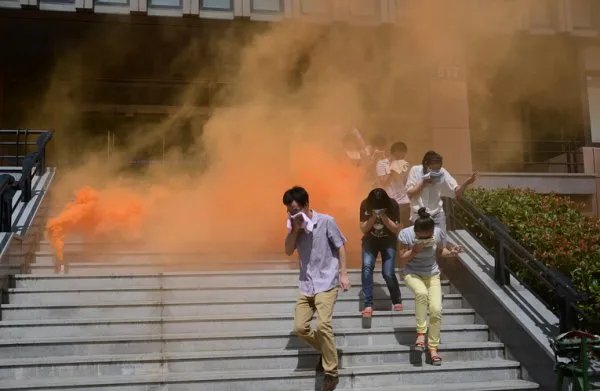 桂林一小区发生火灾,民房起火该如何自救?