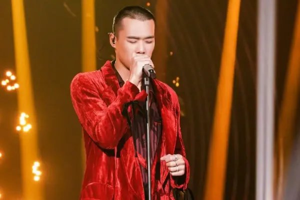 耿斯汉为什么会被称为“摇滚骑士”?他的音乐有什么特点?