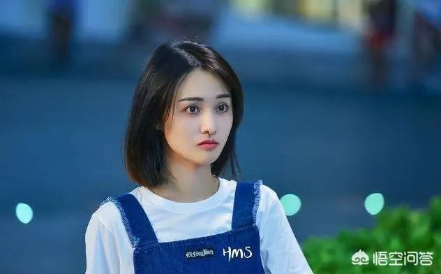 27岁郑爽疑自曝患上抑郁症,是观众对她太苛责,还是她太玻璃心?你们怎么看?