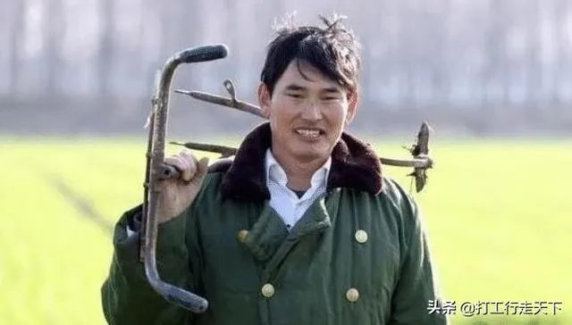 大衣哥家门被踹上热搜,如何看待大衣哥村子里的人?