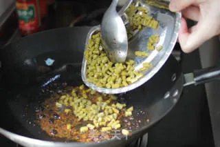 蚂蚁上树