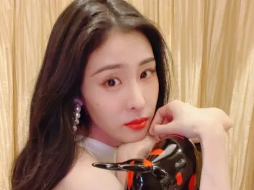 一件事情华晨宇也在微博里面阐述了一个这个女儿真的是非常的可爱