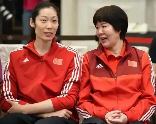 今晚女排3:0战胜俄罗斯,朱婷和李盈盈谁发挥的更好?