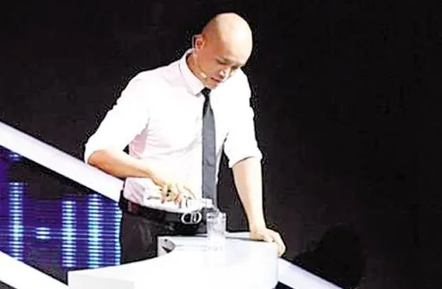得罪了金星还强吻谢娜,乐嘉到底为何被封杀?