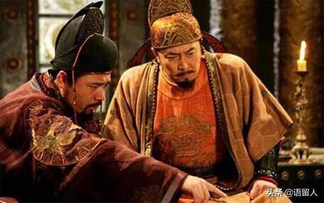 众争取怪珍,玄龄独收人物致幕府,与诸将密相申结,人人愿尽死力,应该如何翻译?