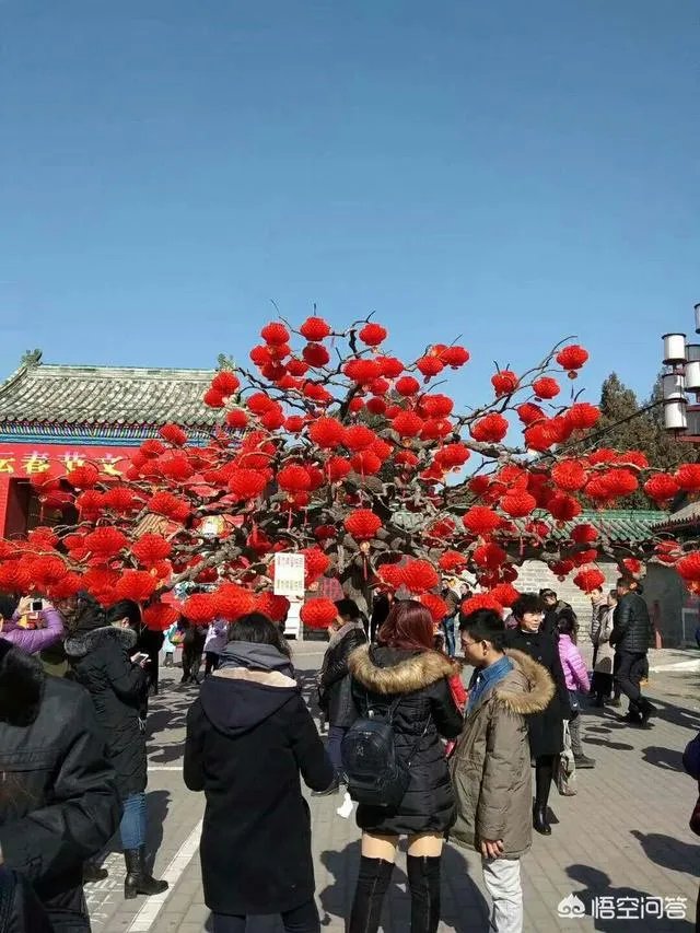 何满贵出：火丁竹龙门市。求三字组成一句话。(上系拆字，难也不难，易也不易)？