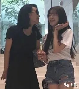 王中磊闺女晒长腿照,娱乐圈大佬们的千金都长什么样?
